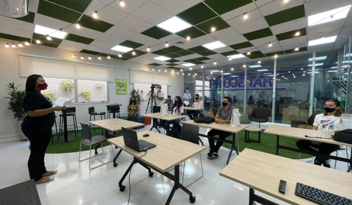 Alunos do Senai começam a atuar em áreas de inovação e tecnologia em programa de estágio